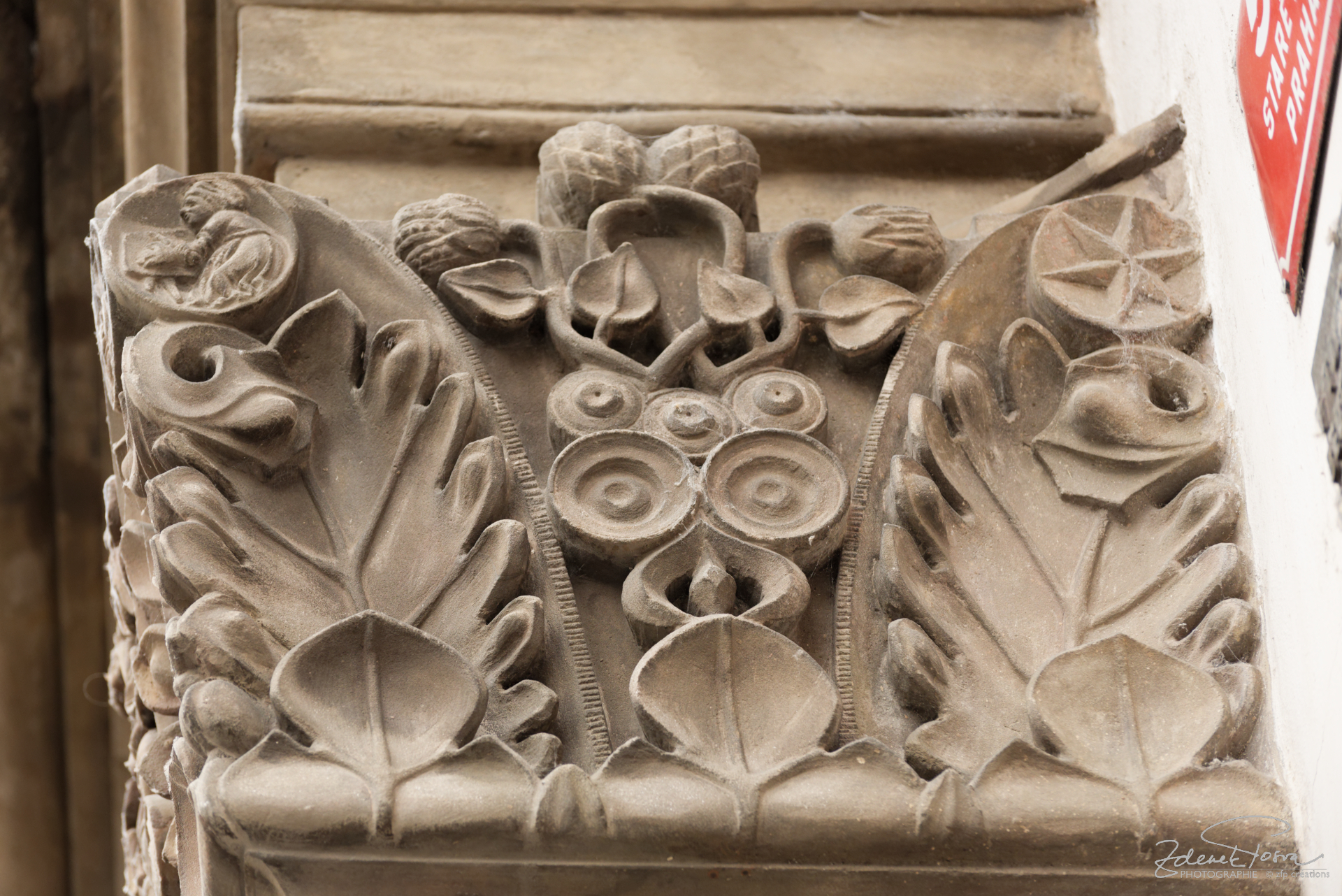 Dans une rue à Prague, les feuilles de chêne, un motif à trois, un personnage à l'oueuvre